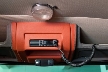 Bir kamyonun tavanında mikrofonu ve radyo istasyonu olan bir cep telefonu. Acil durum polisi, ambulans ve itfaiyecilerle iletişim kurmak için..