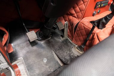 Kirli araba paspasları. Kuru temizlemeden önce atölyede gaz pedalları ve frenleri olan siyah lastik paspaslar. Otomobil servis endüstrisi. Kamyonun içi..