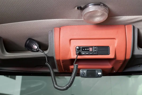 Mobil Walkie Talkie Plafonon Egy Teherautó Mikrofonnal Egy Rádióállomással Kommunikálni — Stock Fotó