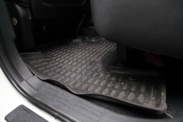 Saubere Fußmatten Aus Schwarzem Gummi Unter Dem Beifahrersitz Der Werkstatt — Stockfoto