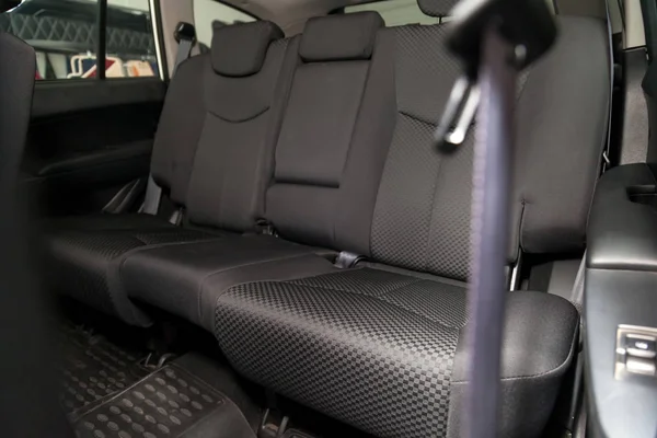 床マットカーペットで乾燥洗浄した後 黒で韓国車の内装にベロア生地張りの後部座席にクローズアップ 自動車サービス業 — ストック写真