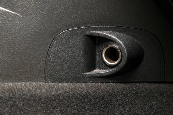 黒いプラスチックパネル上の車の中で空のタバコライターソケット — ストック写真