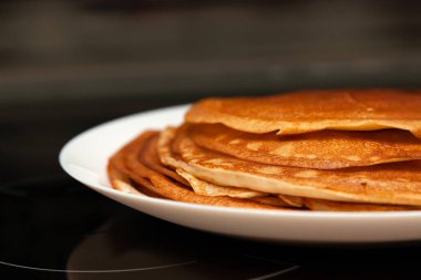 Evde kahvaltıda bir kap süt, un ve yumurta içinde pişirilmiş lezzetli ve taze krep yığını. Rus ulusal bayramı Shrovetide.