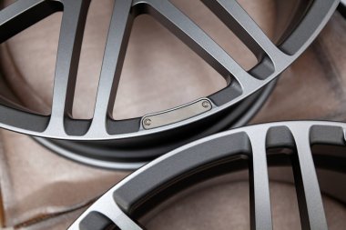 Güzel alaşımlı alüminyumdan yapılmış alüminyum tekerlekler örgü iğneleri ve titanyum gümüşlerle. Otomobil hizmet endüstrisi ve yedek parça.