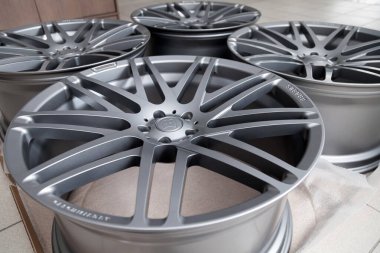 Novosibirsk, Rusya - 27.02.2020: Mercedes G sınıfı ambülans için araba alaşımlı Brabus, örgü iğneleri ve titanyum gümüş rengi ile güzelce şekillendirilmiş alüminyum. Otomobil hizmet endüstrisi ve parçalar.
