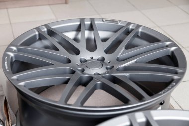 Novosibirsk, Rusya - 27.02.2020: Mercedes G sınıfı ambülans için araba alaşımlı Brabus, örgü iğneleri ve titanyum gümüş rengi ile güzelce şekillendirilmiş alüminyum. Otomobil hizmet endüstrisi ve parçalar.