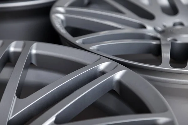 Gyönyörű Ötvözött Autó Kerekek Kovácsolt Alumínium Kötőtűkkel Titán Ezüst Autószervizipar — Stock Fotó
