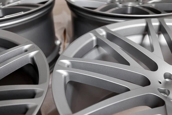 Gyönyörű Ötvözött Autó Kerekek Kovácsolt Alumínium Kötőtűkkel Titán Ezüst Autószervizipar — Stock Fotó