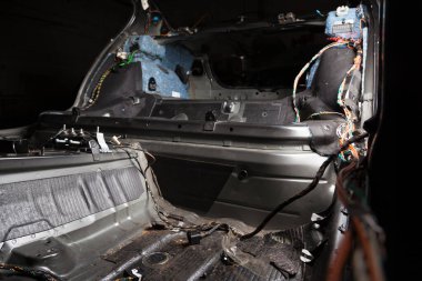 Kabinin arka gövdesinin iç kısmı sedan vagonun içinde, renkli kablolarla sökülmüş süsleme, otomatik servisin ses yalıtımı ve montajı için hazırlandı