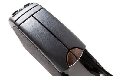 Arabanın yedek parçası ve iç parçası, deri döşemeli siyah bir kolluk ve beyaz izole edilmiş bir arka planda açık bir torpido gözüdür. Otomobil hizmet endüstrisi.