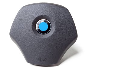 Direksiyondaki hava yastığının beyaz izole edilmiş arka planındaki yedek parçası ve iç parçası. Otomobil hizmet endüstrisi.