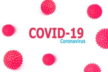 Beyaz izole bir zemin üzerinde Covid-19 Coronavirus yazılıydı. Kırmızı lekeli toplar ölümcül Ncov virüsünün bakterisini gösteriyordu..