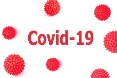 Beyaz izole bir zemin üzerinde Covid-19 Coronavirus yazılıydı. Kırmızı lekeli toplar ölümcül Ncov virüsünün bakterisini gösteriyordu..