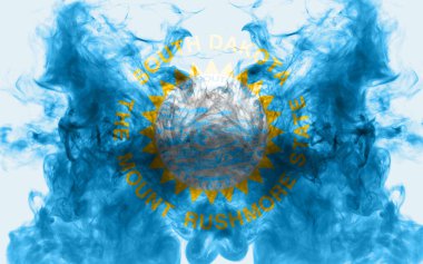 ABD devlet Güney Dakota Ulusal bayrağı mavi kırmızı ve sarı farklı renklerde bağımsızlık gününde gri bir duman karşı. Politik ve dini anlaşmazlıklar, gümrük ve teslimat.