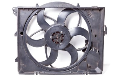 Yedek bir araba parçasının arka görüntüsü. Stüdyoda beyaz bir arka planda bir motor radyatörünün soğutucu metali fanı. Atölyede otomatik onarım.