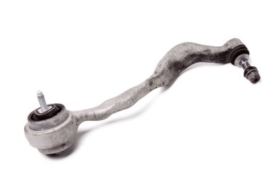 Top ve çalılı plastik eklemli kavisli metal şasi kolu. Bir fotoğraf stüdyosundaki beyaz izole arka planda sessiz blok. Atölyede ya da garajda süspansiyon tamiri detayları.