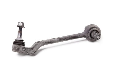 Şasinin top ve çalılı plastik menteşeli direkt metal kolu. Bir fotoğraf stüdyosunun beyaz izole edilmiş arka planında sessiz bloklar. Bir araba servisinde süspansiyonun değiştirilmesi için parça.