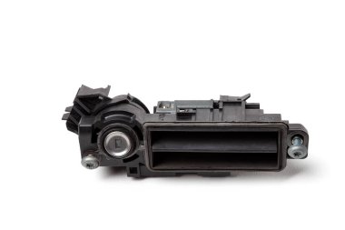 Siyah plastik ve metalden yapılmış yedek parçanın ayrıntıları. Bagajı ayrı ayrı açmak için, beyaz arka planda izole edilmiş. Araba atölyesinde tamirat, satılık ekipman..