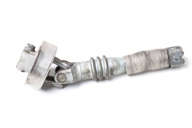 Çapraz direksiyon çatalı ve menteşeli itme halkaları, dönüş enerjisinin sürüş sırasında vites kutusundan tekerleklere iletildiği bağlantı halkaları. Satılık ve tamir için yedek parça