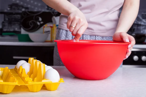 Weibliche Hände Kneten Einer Roten Schüssel Der Küche Die Zutaten — Stockfoto