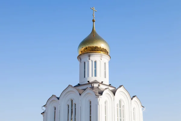 Εκκλησία Είναι Λευκή Ένα Χρυσό Θόλο Και Ένα Ρωσικό Σταυρό — Φωτογραφία Αρχείου