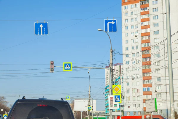 Közlekedési Jelzőtáblák Irányt Közlekedési Lámpákat Jelölnek Visszaszámlálással Felett Egy Oszlopon — Stock Fotó