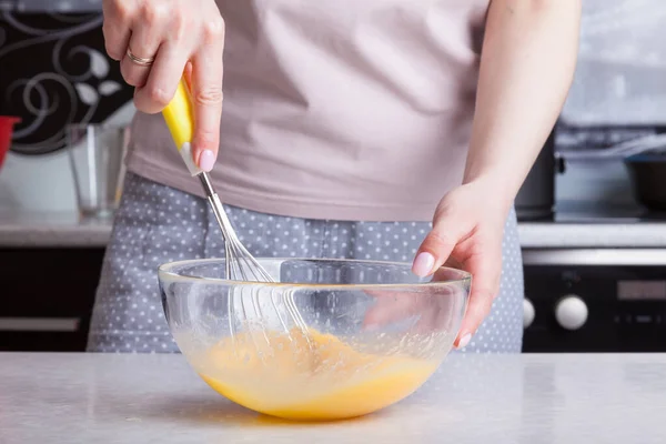 Eine Frau Der Küche Hält Einen Schneebesen Mit Gelbem Griff — Stockfoto