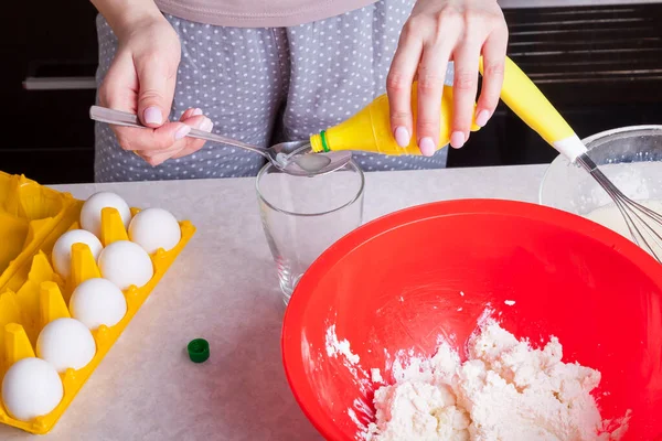 Weibliche Hände Halten Löffel Und Flaschen Mit Fertig Gemachtem Zitronensaft — Stockfoto