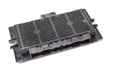 Elektronik kontrol ünitesinin arkası siyah plastikten yapılmış içinde bir mikro devre var ve bir fotoğraf stüdyosundaki beyaz bir arka plana monte ediliyor. Araba tamir edilirken yedek parça kullan.