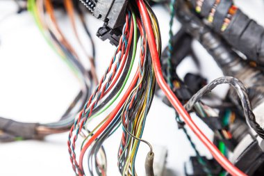 Elektrik bandı ve konnektörlerle sarılmış farklı renk ve boyutlarda bir sürü bükülmüş kablo. World Wide Web 'in dijital internet ağında programcılar ve SMS yöneticisi için uzak çalışma.