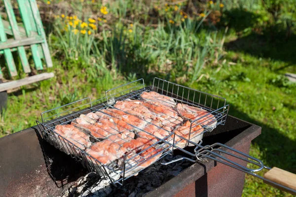 Landschap Een Zelfgemaakte Metalen Barbecue Met Kolen Erop Een Grill — Stockfoto