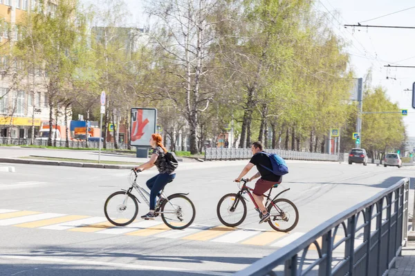 Novoszibirszk Oroszország 2020 Házas Pár Férfi Kerékpározik Hátizsákkal Mögöttük Város — Stock Fotó