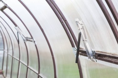 Termal sürücülü bir serada otomatik pencere açıcı, insan müdahalesi olmadan odayı havalandırmaya yarar. Şok emici çubuğu yüksek sıcaklıkta genişler ve alçaltıldığında kapanır..