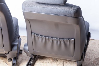 Kuru temizlemeden sonra kurulumdan önce benzin istasyonunda depolama için gri deri kaplamalı araç koltuklarının arka görünümü.