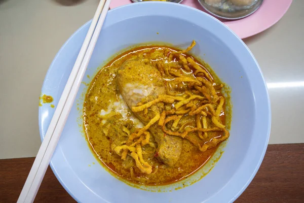 Khao soi, Curry Nudelsuppe thailändisches Essen lokales Essen in chiangmai — Stockfoto