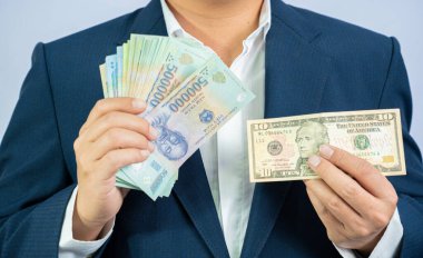 Amerikan doları. El işi adamı ve Vietnam 'daki para.
