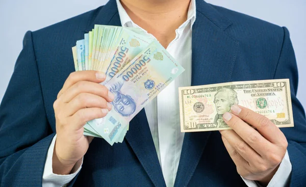 Amerikan doları. El işi adamı ve Vietnam 'daki para.