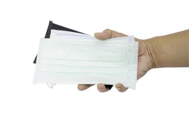 Kırpma yolu sağlık görevlileri için kulak ilmeği cerrahi maskesi, insanlar sağlığa dikkat edin ve koronavirüs hastalığını (Covid-19) ve sis dumanı Pm2.5 beyaz arka planda el ile izole edildi