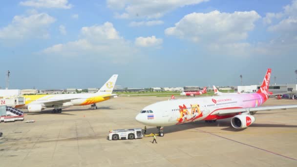 JANGAN MUEANG INTERNATIONAL AIRPORT DMK, JANGAN MUEANG / THAILAND-JULY 12: Pesawat pesawat terbang thai airasia Pesawat sedang parkir di landasan pacu Terminal ketika menunggu Kompartemen, lepas landas pada 07 12 2019 — Stok Video