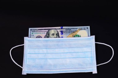 Amerika Birleşik Devletleri 'ndeki para Usd ve maske koruması doktor için kulak iltihabı ameliyatına girecek. İnsanlar sağlıklarına dikkat edecek ve Coronavirus hastalığı Covid-19 ve Smog Smog Smog Pm2.5' i siyah arka planda koruyacaklar..