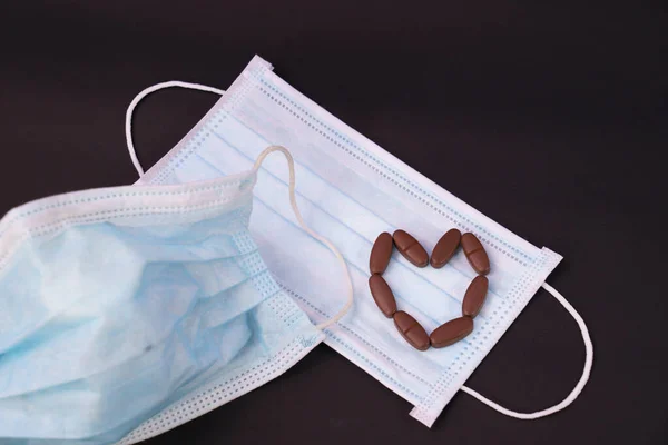 Comprimido Forma Corazón Medicina Máscara Azul Protector Salud Orejera Quirúrgica — Foto de Stock