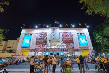 BANGKOK / THAILAND - 5 Aralık: Rajadamnern Boxing Stadyumu eski mahalledeki gece görüş sokağı çok sayıda insan Muay Thai ve Boks müsabakalarını izlemek için bekliyor.