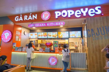 HANOI / VIETNAM - 17 Temmuz: Noi Bai Uluslararası Havalimanı (HAN) havalimanı panosundaki View Restoranı 'nın içinde kızarmış tavuk dükkanı populer mutfağı, 07: 17 2019