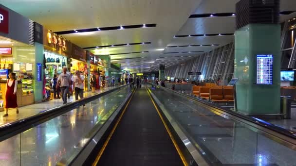 HANOI/VIETNAM जुलाई 17: नोई बाई अंतर्राष्ट्रीय हवाई अड्डे (HAN) अंदर देखें चलती वॉकवे चिह्न प्रस्थान शुल्क मुक्त दुकान 07 17 2019 यात्री टर्मिनल में पर्यटकों, व्यापारियों, यात्रियों के लिए . — स्टॉक वीडियो