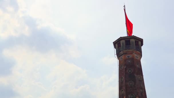 Vietnam 'ın bayrağı Vietnam Askeri Tarih Müzesi' ndeki eski kulede ve HANOI VİETNAM 'daki eski QuARTER Şehri' nde — Stok video