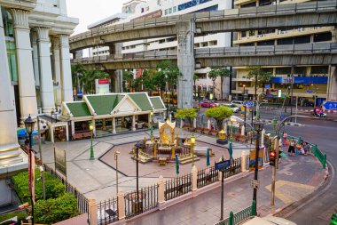 BANGKOK / THAILAND-APRIL 5: Ratchaprasong Kavşağı, Grand Hyatt ve Erawan Tapınağı Kapıyı kapatın Sokağa çıkma yasağından çok önce BTS yürüyüşü