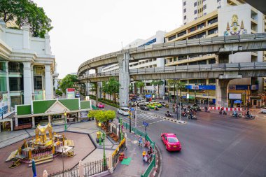 BANGKOK / THAILAND-APRIL 5: Ratchaprasong Kavşağı, Grand Hyatt ve Erawan Tapınağı Kapıyı kapatın Sokağa çıkma yasağından çok önce BTS yürüyüşü