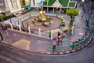 BANGKOK / THAILAND-APRIL 5: Ratchaprasong Kavşağı, Grand Hyatt ve Erawan Tapınağı Kapıyı kapatın Sokağa çıkma yasağından çok önce BTS yürüyüşü