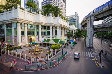 BANGKOK / THAILAND-APRIL 5: Ratchaprasong Kavşağı, Grand Hyatt ve Erawan Tapınağı Kapıyı kapatın Sokağa çıkma yasağından çok önce BTS yürüyüşü