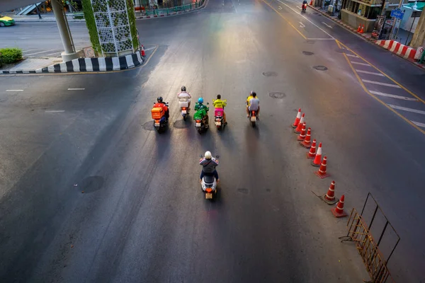 BANGKOK / THAILAND-APRIL 5: Tayland 'da acil bir zamanda motorsiklet kapma, yakalama, lalamove ve taksi ile ilgili ulaşım hizmeti